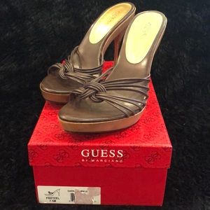Brand New in Box Guess Sz 7.5M Dark Brown Pretzel